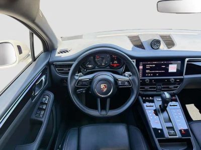 2023 Porsche Macan — photo 17 view