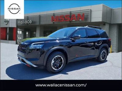 2026 Nissan Pathfinder Rock Creek in Super Black Kh3 — front three-quarter view