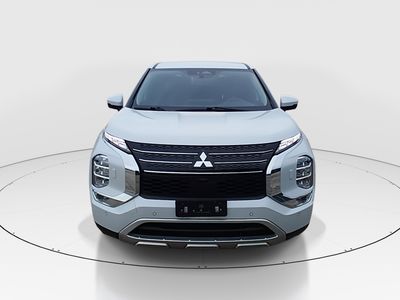2024 Mitsubishi Outlander - Photo 2