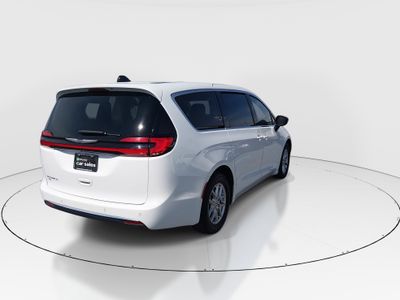 2024 Chrysler Pacifica — photo 7 view