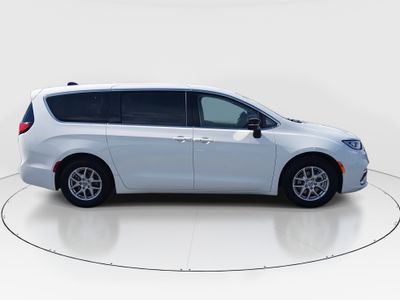 2024 Chrysler Pacifica — photo 8 view