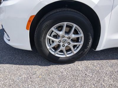 2024 Chrysler Pacifica — photo 9 view