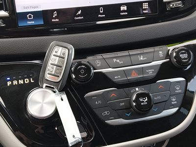 2024 Chrysler Pacifica — photo 18 view