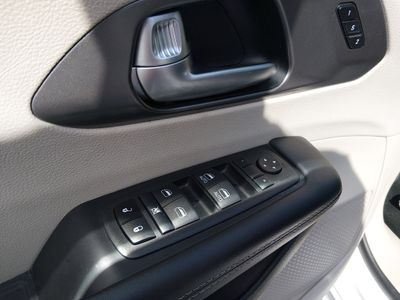 2024 Chrysler Pacifica — photo 13 view