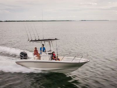 2018 Boston Whaler 240 Dauntless — front three-quarter view
