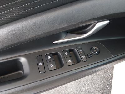 2024 Hyundai Elantra — photo 12 view