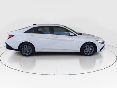 2024 Hyundai Elantra — photo 8 view
