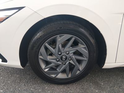 2024 Hyundai Elantra — photo 9 view