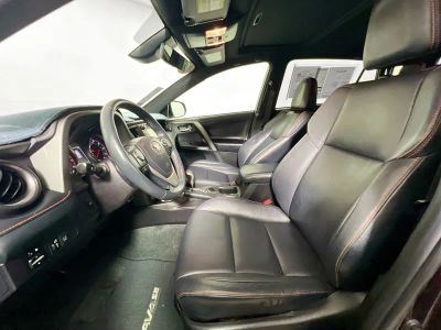 2018 Toyota RAV4 — photo 12 view