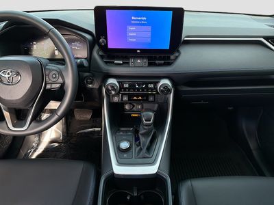 2025 Toyota RAV4 - Photo 18