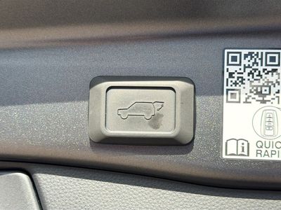 2025 Toyota RAV4 - Photo 12