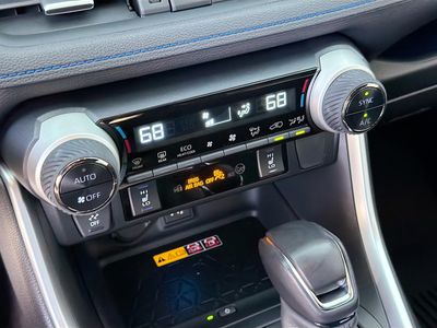2025 Toyota RAV4 - Photo 33