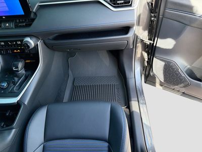 2025 Toyota RAV4 - Photo 17