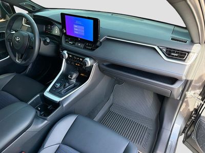 2025 Toyota RAV4 - Photo 13