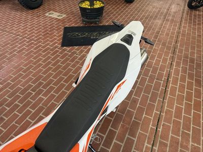 2026 KTM 690 Enduro R — photo 13 view
