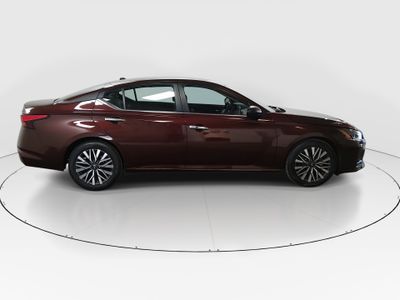 2024 Nissan Altima — photo 8 view