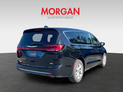 2025 Chrysler Pacifica — detail view