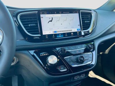 2025 Chrysler Pacifica — photo 13 view
