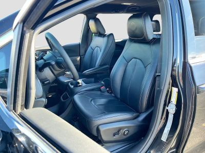 2025 Chrysler Pacifica — photo 18 view