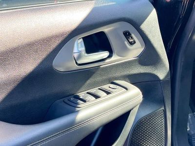 2025 Chrysler Pacifica — photo 15 view