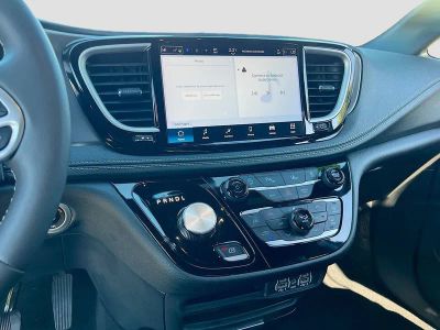 2025 Chrysler Pacifica — photo 12 view