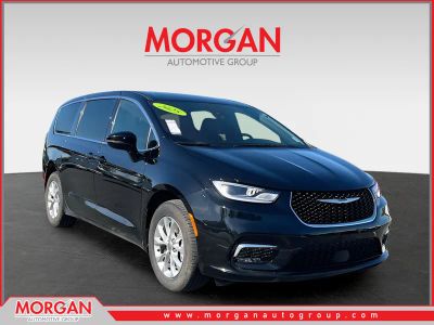 2025 Chrysler Pacifica Select in Black — front three-quarter view