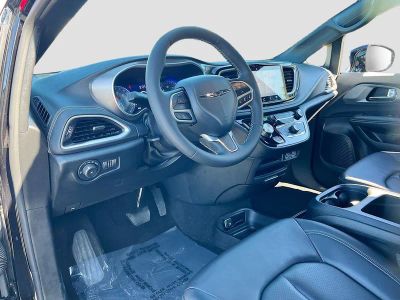 2025 Chrysler Pacifica — photo 7 view