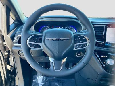 2025 Chrysler Pacifica — photo 9 view