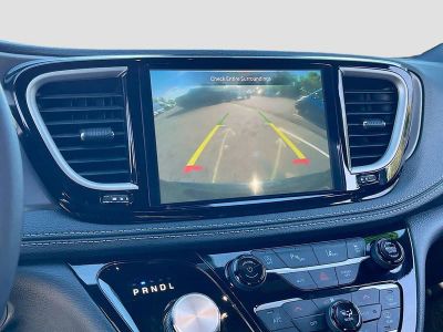 2025 Chrysler Pacifica — photo 11 view