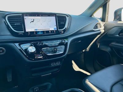 2025 Chrysler Pacifica — photo 20 view
