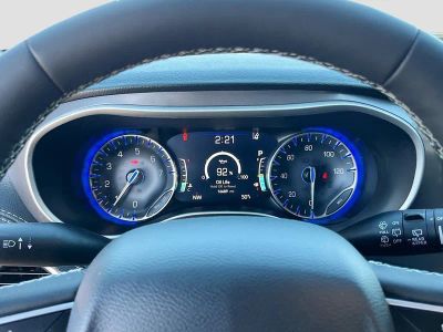2025 Chrysler Pacifica — photo 10 view