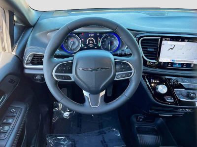 2025 Chrysler Pacifica — photo 19 view