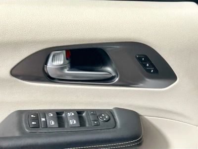 2024 Chrysler Pacifica — photo 14 view