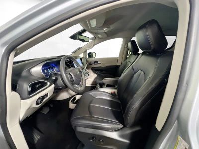 2024 Chrysler Pacifica — photo 12 view