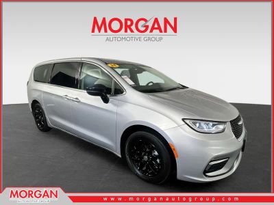 2024 Chrysler Pacifica Touring L in Silver Mist Clearcoat — front three-quarter view