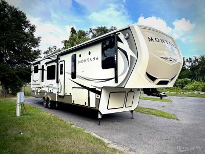 2019 Keystone Montana — front three-quarter view