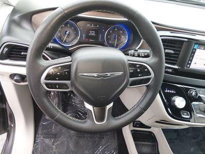 2024 Chrysler Pacifica — photo 12 view