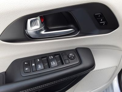 2024 Chrysler Pacifica — photo 18 view