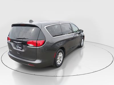 2024 Chrysler Pacifica — photo 7 view