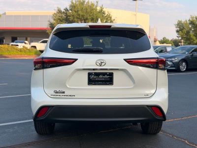 2021 Toyota Highlander LE - Photo 11