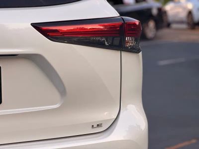 2021 Toyota Highlander LE - Photo 12