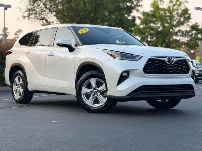 2021 Toyota Highlander LE - Photo 2
