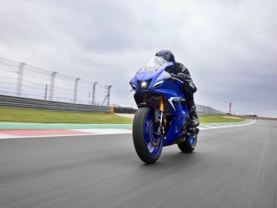 2025 Yamaha YZF-R7 — front three-quarter view