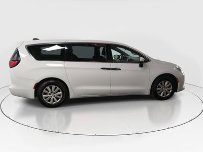 2021 Chrysler Voyager - Photo 8