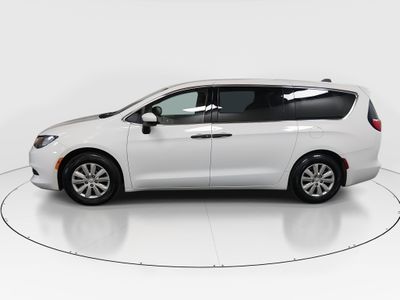 2021 Chrysler Voyager - Photo 4