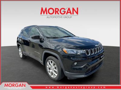 2023 Jeep Compass Latitude Lux in Diamond Black Crystal Pearlcoat — front three-quarter view