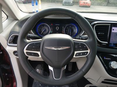2023 Chrysler Pacifica — photo 12 view