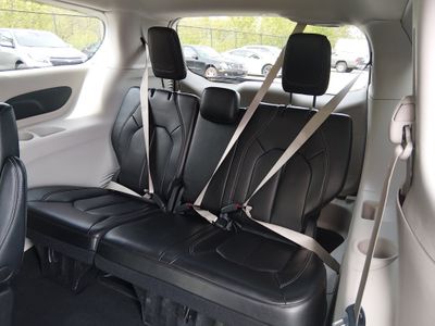 2023 Chrysler Pacifica — photo 17 view