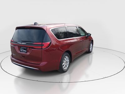 2023 Chrysler Pacifica — photo 7 view