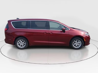 2023 Chrysler Pacifica — photo 8 view